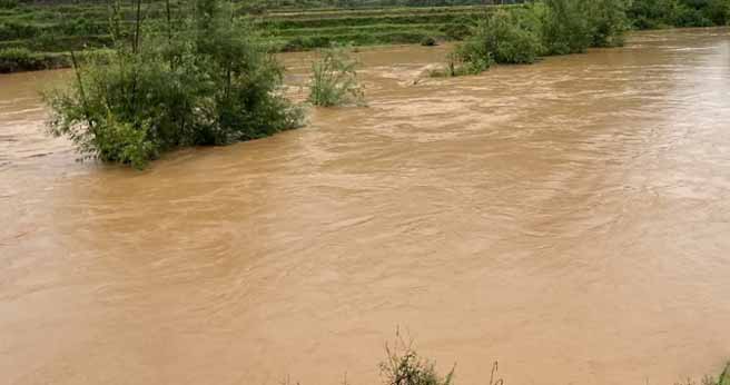 防汛常規(guī)物資中主要包含麻袋吸水膨脹袋,無紡布吸水膨脹袋,防汛沙袋,防汛噸袋,防汛編織袋,雨衣,雨靴,雨傘,彩條布,工兵鏟,十字鎬,八磅錘,應(yīng)急救生包等。