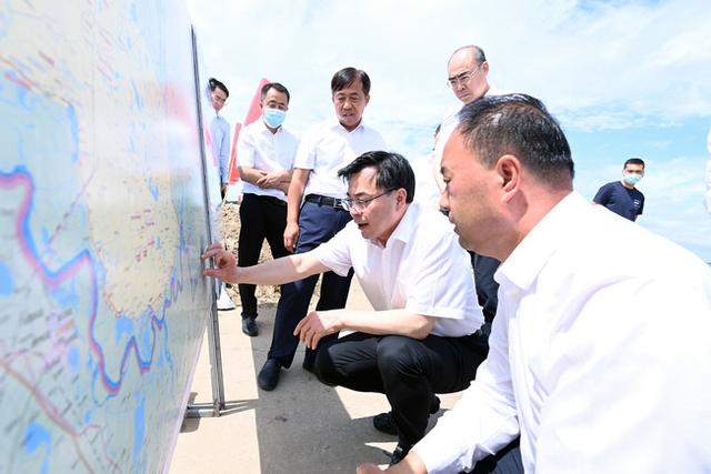 防汛常規(guī)物資中主要包含麻袋吸水膨脹袋,無紡布吸水膨脹袋,防汛沙袋,防汛噸袋,防汛編織袋,雨衣,雨靴,雨傘,彩條布,工兵鏟,十字鎬,八磅錘,應急救生包等。