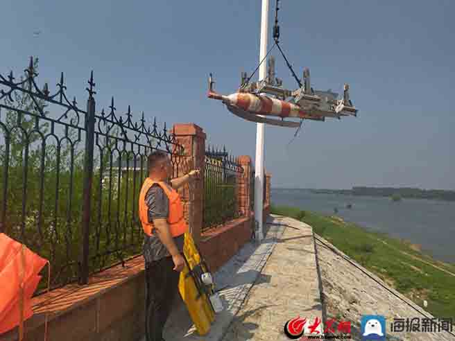 防汛常規(guī)物資中主要包含麻袋吸水膨脹袋,無(wú)紡布吸水膨脹袋,防汛沙袋,防汛噸袋,防汛編織袋,雨衣,雨靴,雨傘,彩條布,工兵鏟,十字鎬,八磅錘,應(yīng)急救生包等。