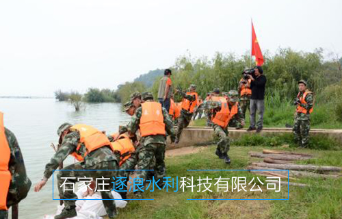 河南黃河沿岸地帶，利用防汛沙袋進(jìn)行擋水工作