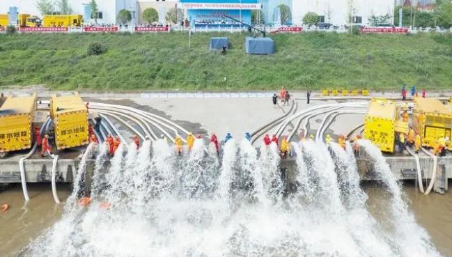 &ldquo;大水牛&rdquo;單兵救人 &ldquo;龍吸水&rdquo;搶險排澇 長沙城區(qū)防舉行澇排漬應急演練