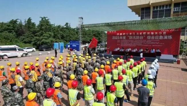 搶筑堤壩，涉水搶險(xiǎn)！濟(jì)南重點(diǎn)雨污管網(wǎng)改造項(xiàng)目開展防汛演練