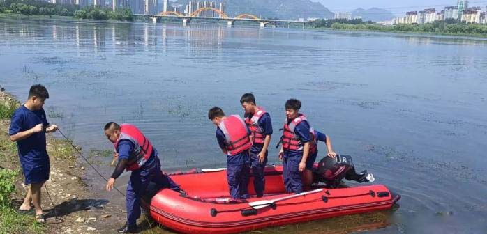 補(bǔ)短板強(qiáng)弱項(xiàng)，提技能礪精兵，縣應(yīng)急管理局開展水上救援訓(xùn)練